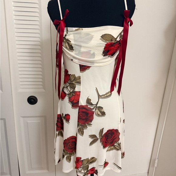 Elegant Floral Dress with Red Accents - Picture 6 of 6
